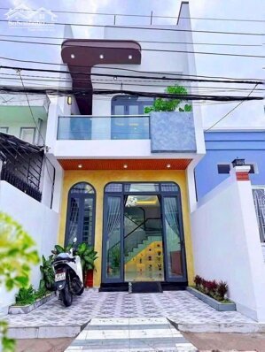 Nhà trệt lầu xây mới có sân đậu ô tô - Gần chợ An Bình