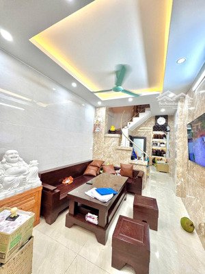 nhà dân tự xây, thiết kế chắc chắn. phong thủy và vị trí quá tốt