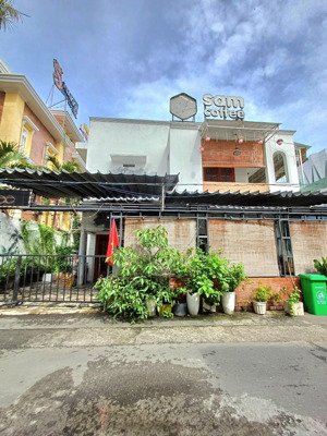 nhà hxh 38/ nguyễn văn trỗi 20 x20m 2 tầng sân vườn rộng.