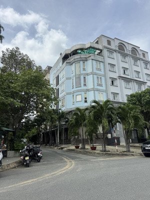 cho thuê toà nhà văn phòng khu trung tâm hành chính tp thủ đức giá 100tr/tháng vị trí đẹp