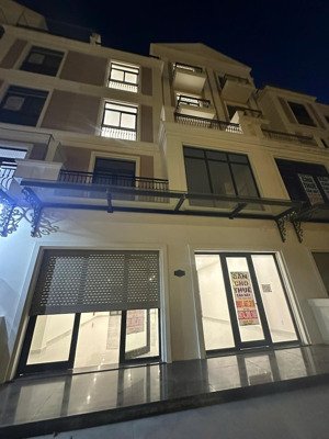 nhà phố đối diện trường học - 176m2 - giá thuê 70 triệu/tháng tại vinhomes grand park