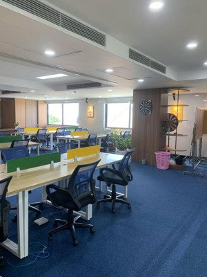 văn phòng đã setup sẵn bàn ghế, diện tích 300m2 giá chỉ 200.000/m2/tháng