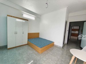 phòng 1375 giải phóng, có ban công view hồ linh đàm