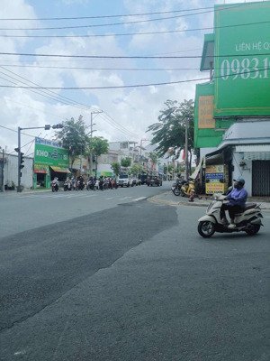 cho thuê mặt bằng căn góc ngã 4 siêu đẹp mặt tiền cmt8, thủ dầu một. diện tích: 20x32m, 1t, 1 l
