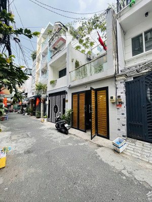 nhà cmt8 p5 tb đi bộ qua nhà thờ thái hoà nhà đẹp 3 tầng, đường nhựa xe hơi ngủ trong nhà 8m, 60m2