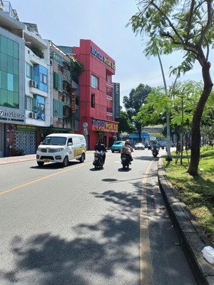 cần bán gấp nhà 4 tầng, mt trường sa, hđ thuê 55 triệu/tháng