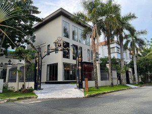 cho thuê căn góc biệt thự đơn lập trung tâm phú mỹ hưng có hồ bơi riêng biệt dt 366m2