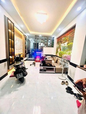 bán nhà gần cv, xây 2 lầu 4 phòng - hẻm xe hơi thông giá đầu 5 tỷ