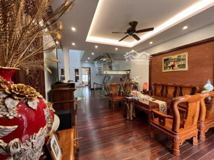 bán nhà trung tâm sơn trà, đà nẵng giá tốt, vị trí đẹp, nội thất gỗ sang trọng
