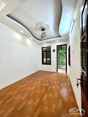 mình có 1 sàn 25m2 - 4tr/th tại nguyễn huy tưởng ngay mặt đường