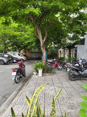 chdv 5 tầng. 7p. hơn 300m2 sàn. đường 12m. cho thuê 25tr. hơn 5 tỷ