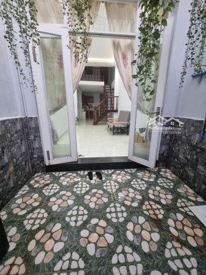 sát mặt tiền đường nguyễn kiệm 
chủ gửi bán gấp căn nhà hẻm xe hơi 