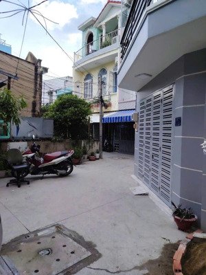 nhà mới đẹp - 3 tầng kiên cố - full nội thất - kế bên phú mỹ hưng - giá chỉ 5,5 tỷ
