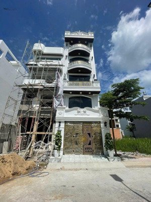 bán gấp nhà mặt phố sadeco phước kiển. dt 85m2 giá 9,8 tỷ. view đẹp, nhiều tiện ích.