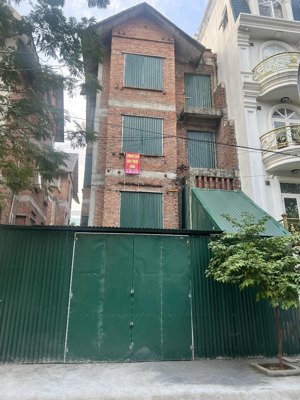 cần cho thuê biệt thự diện tích 140m2, mặt tiền 9m đường trước nhà 2 xe tải tránh nhau, hướng đông