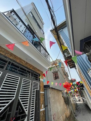 bán nhà 32m2, giá 4tỷ6 xây độc lập 5 tầng, ngõ ô tô nhỏ, có nơi gửi xe ô tô gần nhà, sổ đỏ