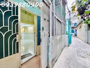 Ngay ngã tư Huỳnh Văn Bánh, nhà 3 tầng - 52m2 - 6,4Tỷ TL.