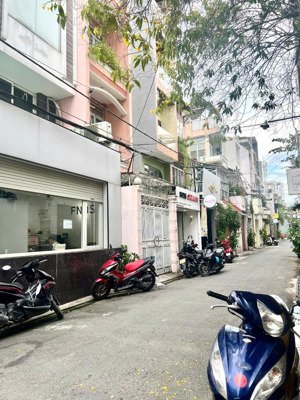 phú nhuận, giáp q3, vị trí kd sầm uất, 4 tầng, 48m2, 5pn, hẻm xe hơi thông, gần mặt tiền, 9.25 tỷ