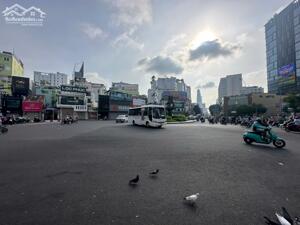 Cho thuê mặt bằng ngang rộng 10m số 2 CMT8, phường Bến Thành, Q1