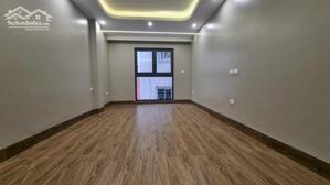 Cho thuê nhà mới thông sàn thang máy ngõ 10 Nguyễn Văn Huyên. DT 70m x 7t, mt 6m. Giá 40tr.