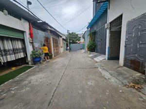 bán nhà xưởng - đang hoạt động tốt - đông hưng thuận quận 12.diện tích: ngang 9,2m x 20m