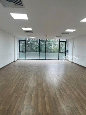cho thuê nhà mới thông sàn thang máy ngõ 10 nguyễn văn huyên. dt 70m2 x 7t, mt 6m. giá 40tr