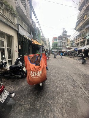 cho thuê gấp nguyên căn nhà ngay chợ xóm chiếu q4