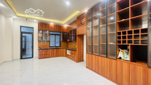 nhà phố view hồ, đường 25m, giá 30 triệu hoàn thiện đẹp ở và làm văn phòng, dt 5x20m 1 trệt 3 lầu
