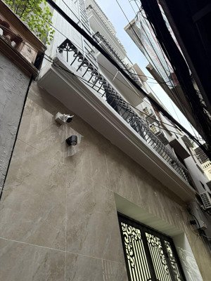 cho thuê phòng mới dọn vào ở ngay tại đê la thành, gần ngọc khánh 25m, full nội thất, giá 4.8tr/th