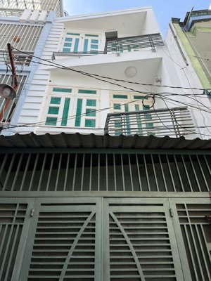 nhà 3 tầng cmt8- phường 5- tân bình .dt 4x10m (40m2) 3phòng ngủ .giá 5,9 tỷ