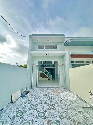 chính chủ bán căn nhà mới xây. sổ hồng riêng full thổ cư. xã thạnh phú vĩnh cửu. nhà gần trường chợ