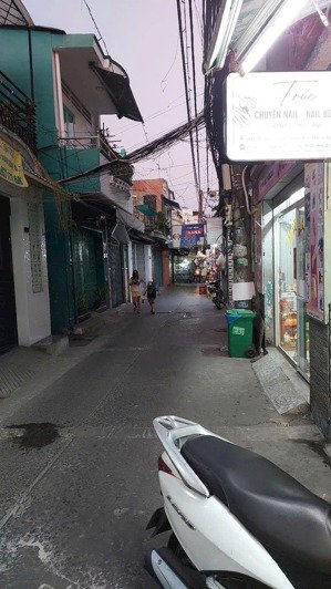 nhà cấp 4 mặt hẻm xe hơi 1041 sổ 64m5 vuông a4 không quy hoạch q7