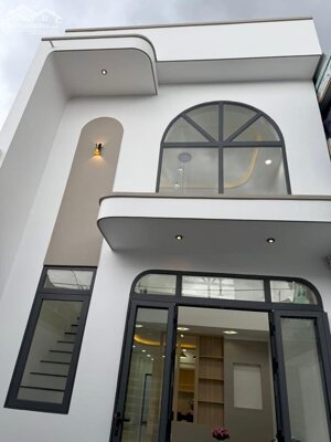 NHÀ GÁC LỬNG MỚI XÂY TRUNG TÂM PHƯỜNG PHÚ TÂN ( tp Bến Tre cũ ).