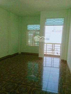 cần cho thuê phòng căn hộ dịch vụ trên lầu đường đông bắc cạnh phần mềm quang tch q12