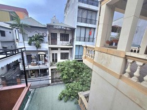 bán biệt thự sân vườn tại hoàng cầu đống đa dt 125m2 3 tầng mt 8.3m giá 43 tỷ