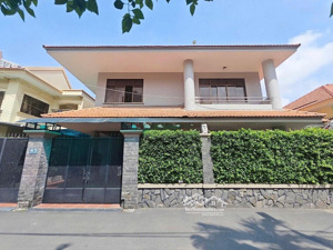cần bán gấp nhà thảo điền - quận 2 - dt 18x20m - biệt thự sân vườn