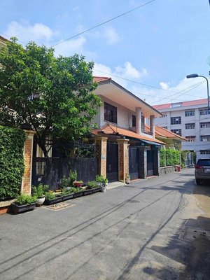 ~180tr/m2 thiện chí bán biệt thự ngay trần ngọc diện, thảo điền - 18x20m - 4pn 4wc - shcc