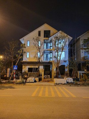chính chủ bán gấp biệt thự đơn lập lô góc 3 mặt thoáng sunny garden city hoàn thiện full nội thất