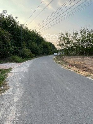 cần sang đất bình dương gấp 1600m2 thổ cư đường 32m gần chợ shr