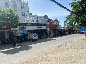 mặt đường 70 mặt tiền rộng , nhà vừa ở vừa kinh doanh , giao thông thuận lợi