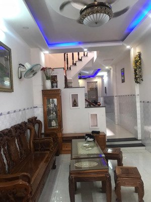 cho thuê nhà mới gần biển , 1 trệt 2 lầu, có sân phơi và ban công rộng, hẻm xe hơi thông