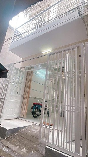 nhà rộng rãi - mới đẹp - nằm tt. tp - giá rẻ (nhà nằm kế trường - cao đẳng kt - kt)