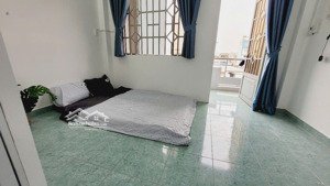 cho thuê phòng ban công tách bếp full nội thất ngay cầu nguyễn văn cừ