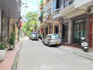 bán nhà cũ dân xây tại phùng chí kiên. phân lô, oto tránh, vào nhà. 2 thoáng trước sau.