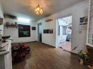 cho thuê tập thể tầng 1 phố ngọc khánh, ba đình, ô tô, 95m2, full đồ, 10 triệu.