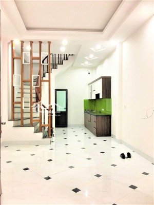 cực kỳ hiếm có, nhà đẹp dương nội cách 200m ra lê trọng tấn, ô tô đỗ gần. 32m2x5 tầng, giá 5.2 tỷ