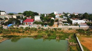 cc gửi bán lô đất đẹp view hồ full thổ cư ngõ thông ô tô đông yên quốc oai. 100m2,mt5,4m, giá2,65tỷ
