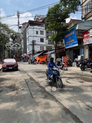 mặt phố nguyễn đình hoàn, cầu giấy. phân lô, view sông, mặt tiền lớn, vỉa hè rộng, giá hơn 30 tỷ