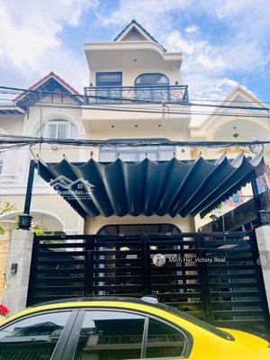 chỉ 11 tỷ cho căn nhà phố đẹp, nội thất cao cấp, dt: 122m2 (4.5x17)m, đường mê linh, p9