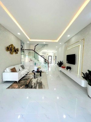 bán nhà phố thương mại giá chỉ từ 699 tr nhận nhà ngay